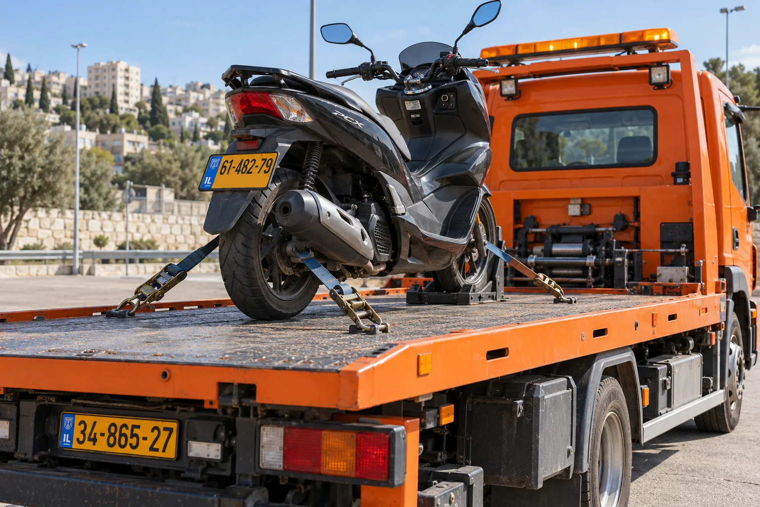 גרירת אופנוע בבת ים עם קיבוע ברצועות על משטח גרירה