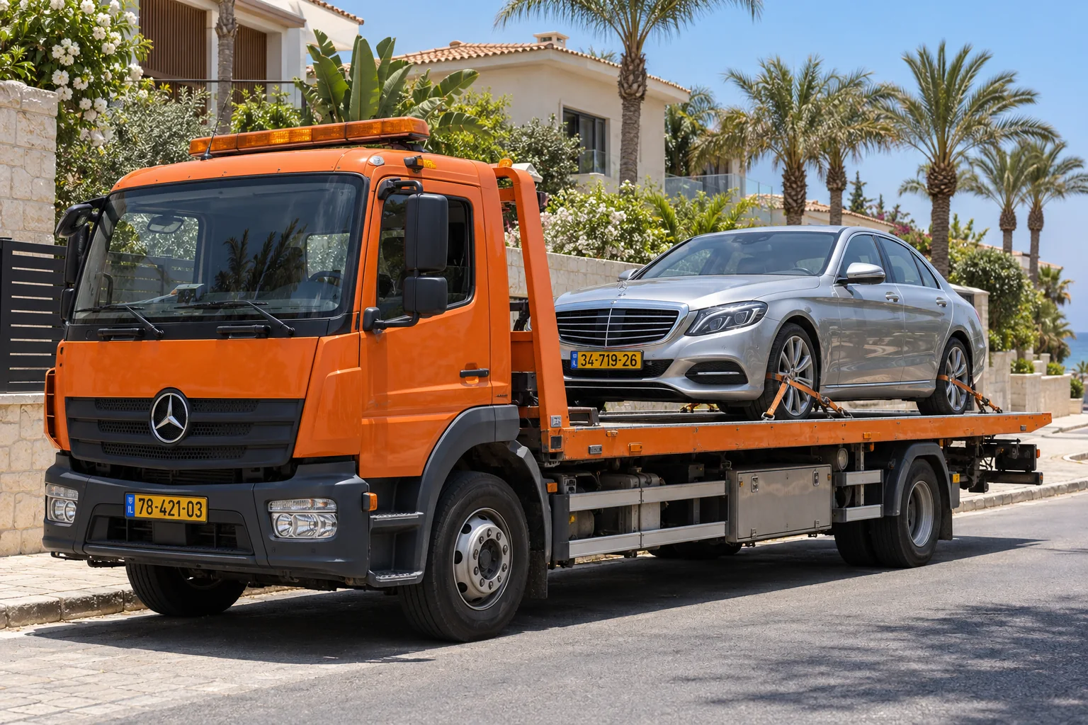 גרירת רכב בהרצליה עם רכב מקובע על משטח גרר כתום