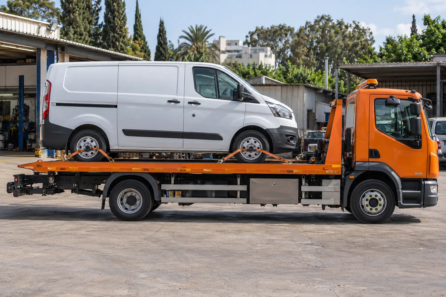 גרירת רכב מסחרי בהוד השרון על משטח הובלה מתאים