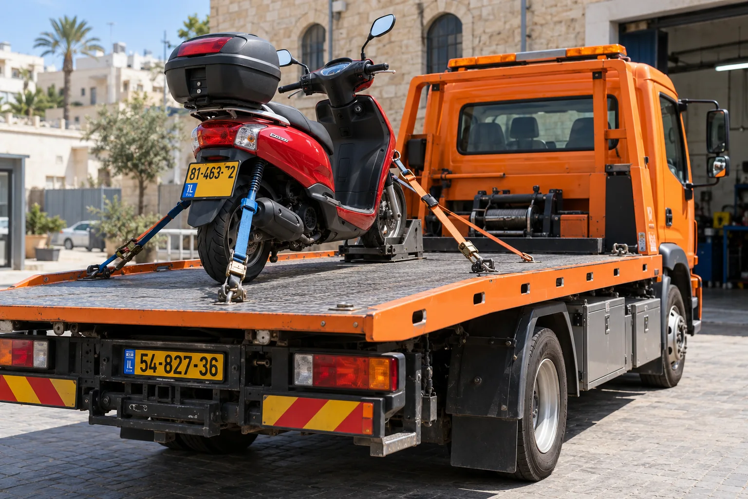 גרירת אופנוע ביפו עם קיבוע ברצועות על משטח גרירה