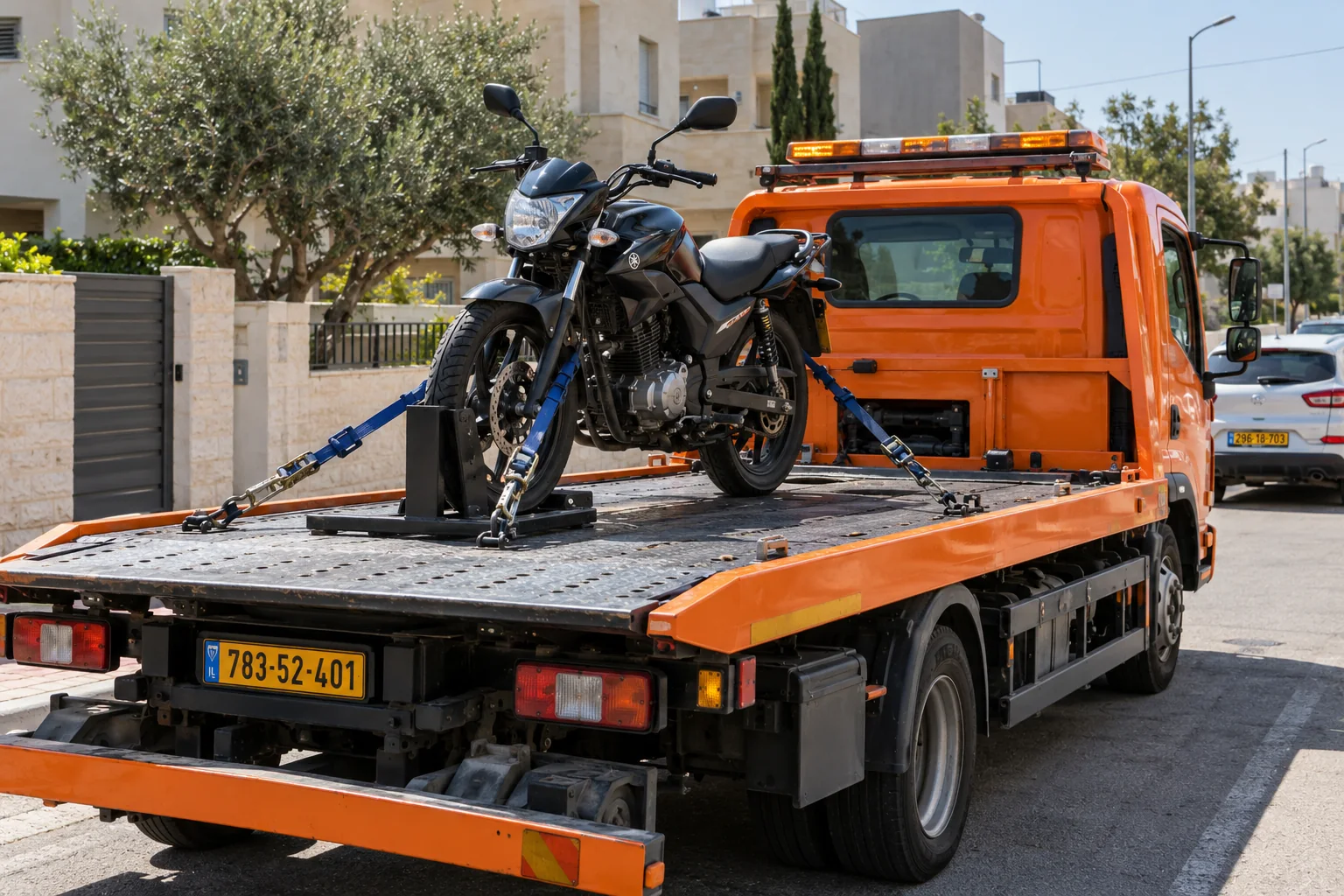 הובלת כלי דו גלגלי בלוד עם קיבוע ברצועות על משטח גרירה