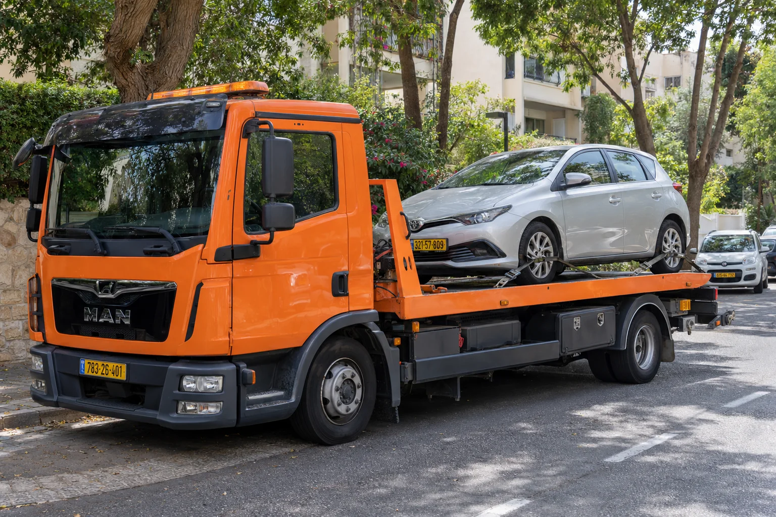 גרירת רכב ברעננה עם רכב מקובע על משטח גרר כתום