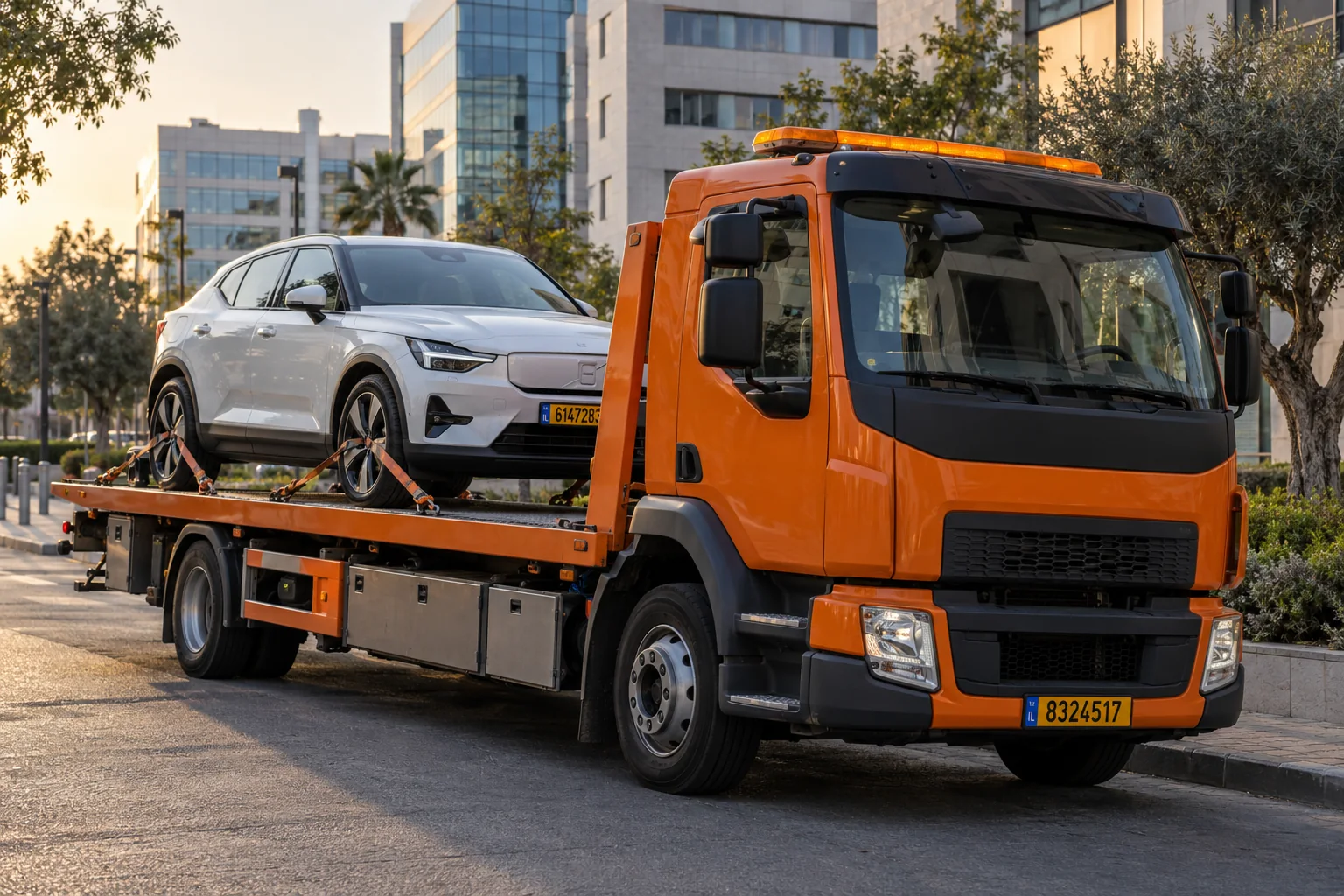 גרירת רכב חשמלי ברעננה על גרר כתום עם כל הגלגלים על המשטח
