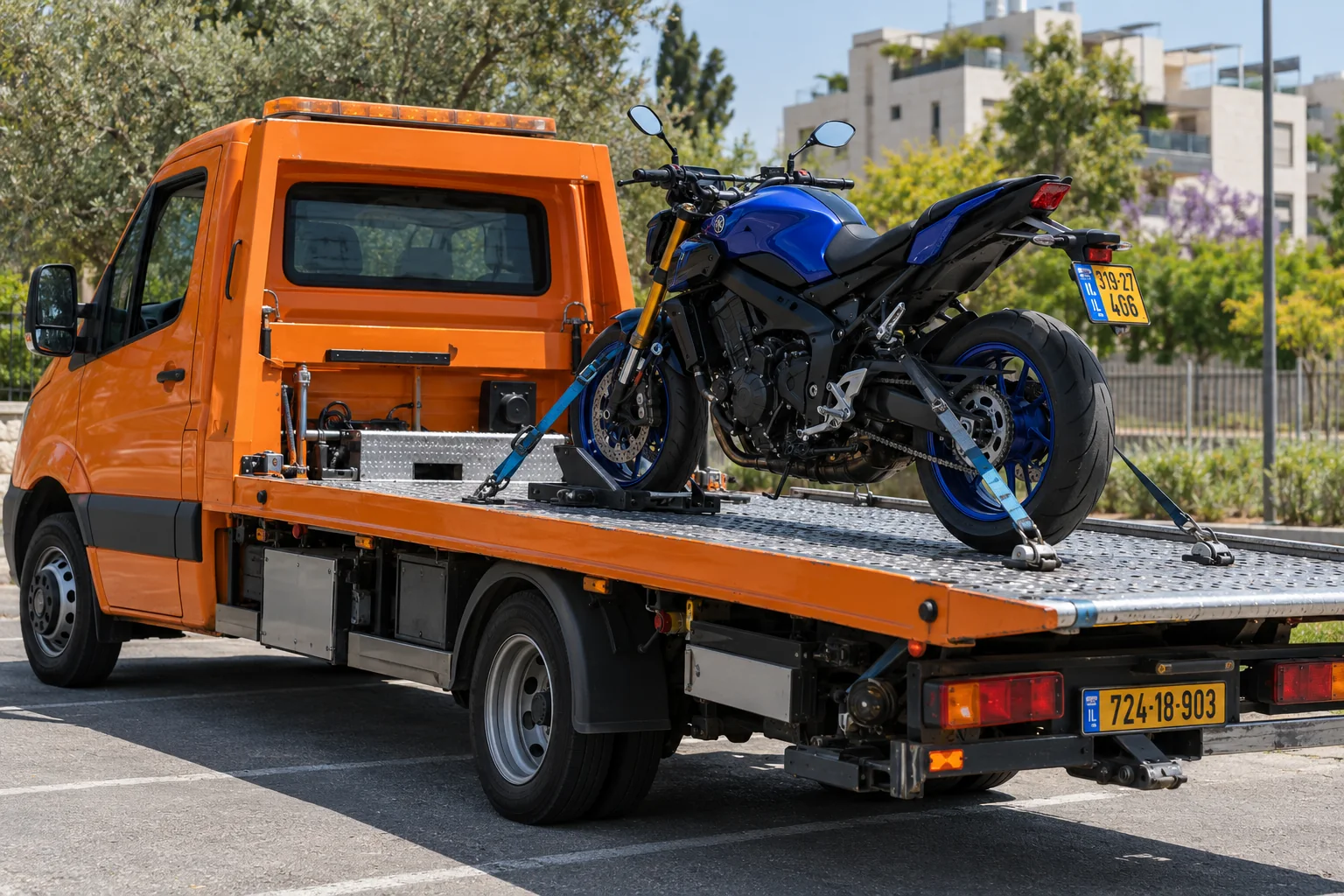 הובלת כלי דו גלגלי ברחובות עם קיבוע ברצועות על משטח גרירה