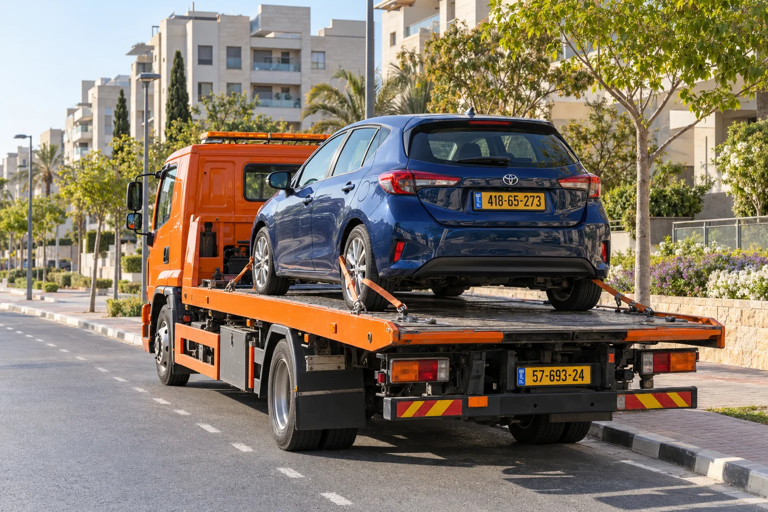 גרירת רכב פרטי ביבנה על משטח גרירה עם רכב מקובע