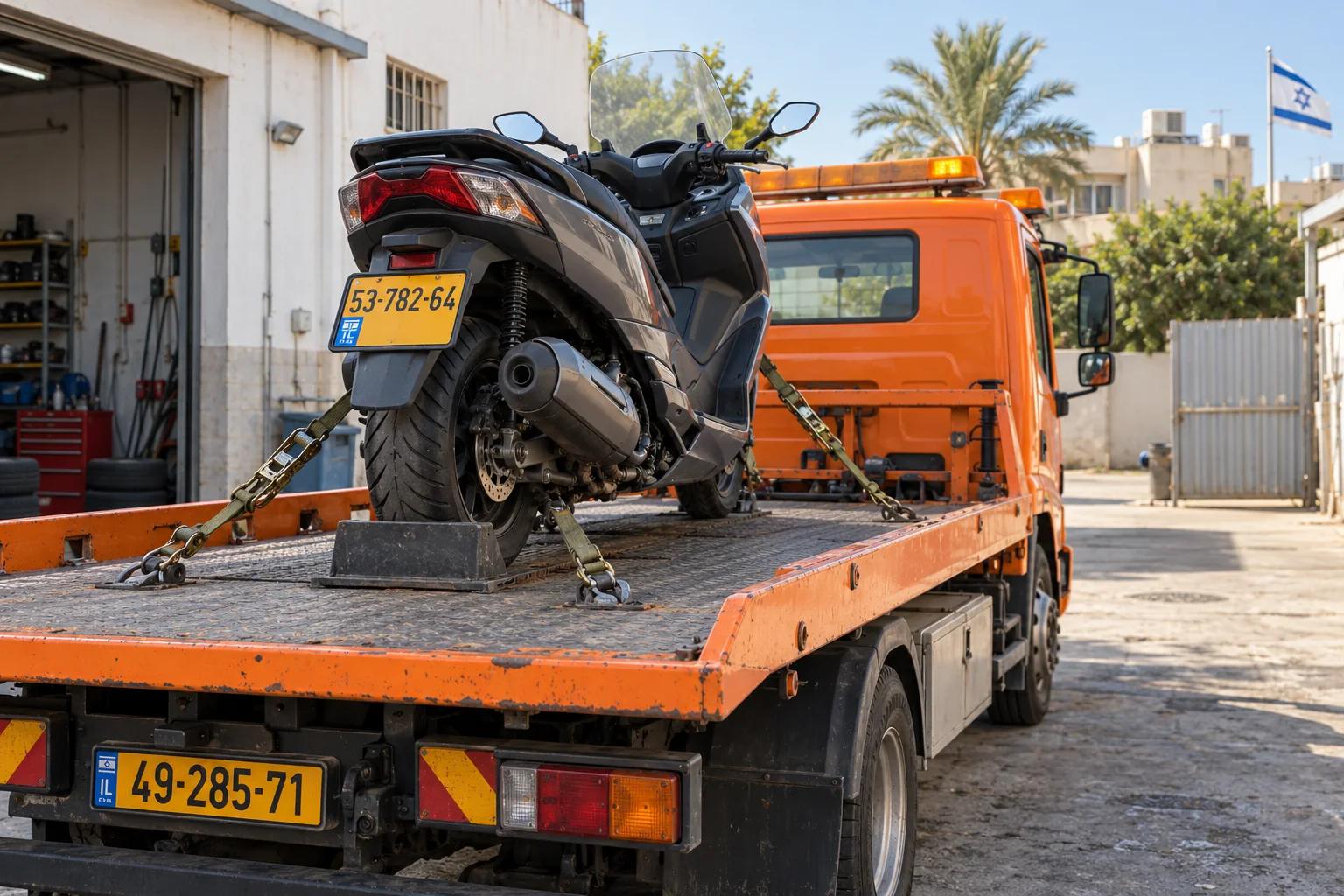 גרירת אופנוע ביבנה עם קיבוע ברצועות על משטח גרירה